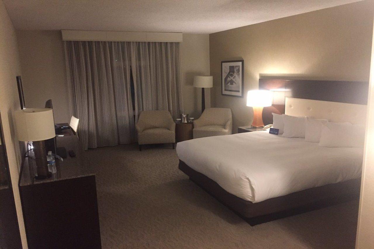 Hilton Oakland Airport Hotel Exterior photo
