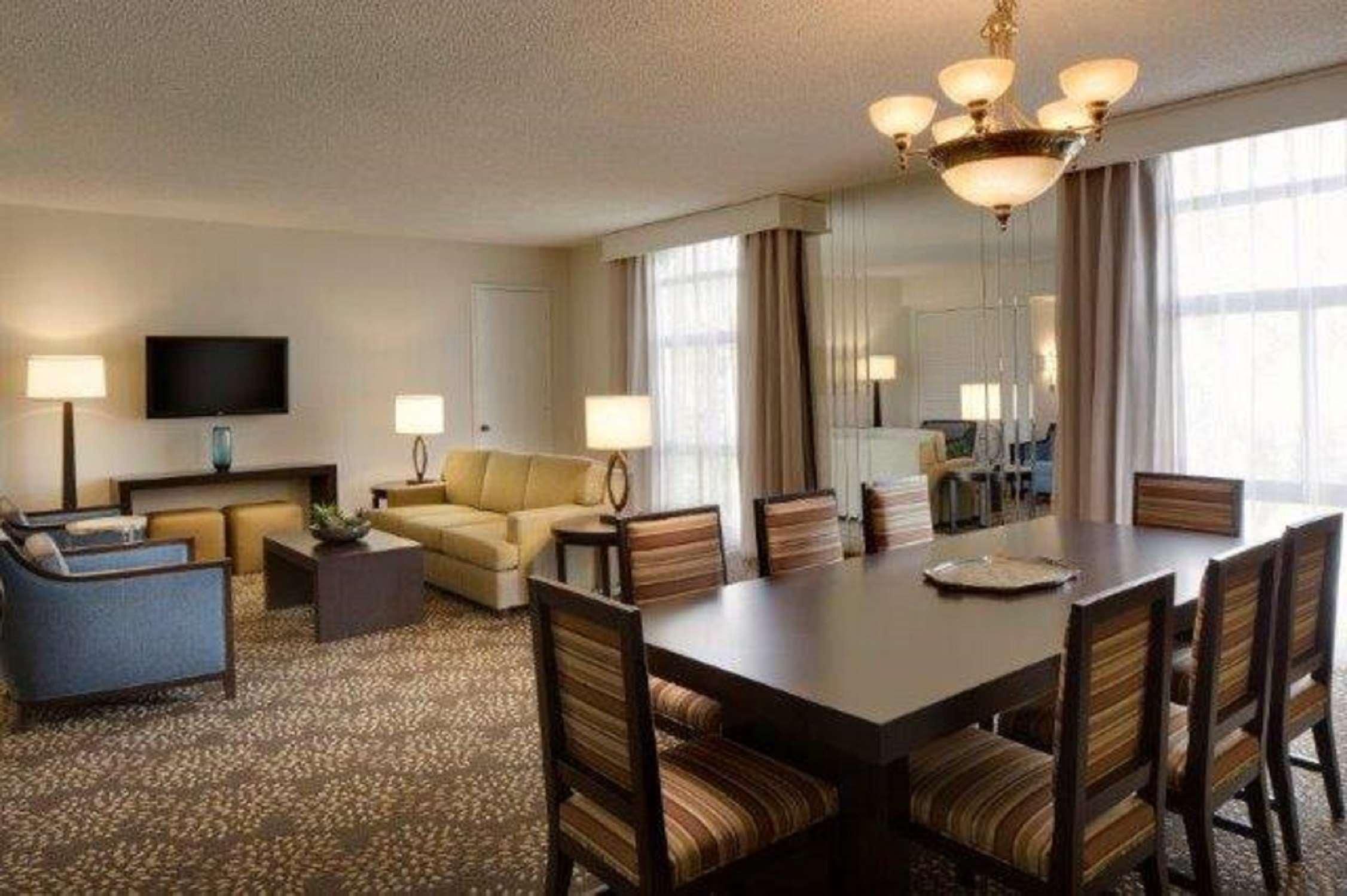 Hilton Oakland Airport Hotel Exterior photo