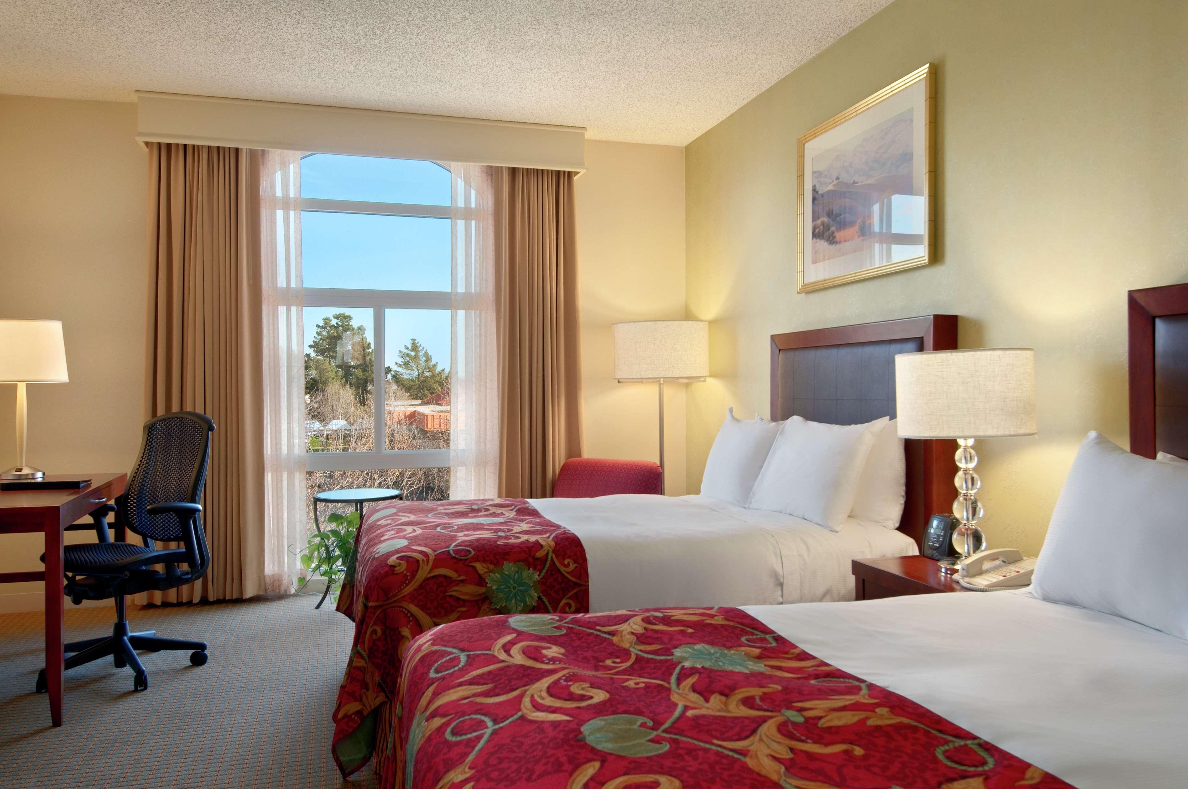 Hilton Oakland Airport Hotel Exterior photo