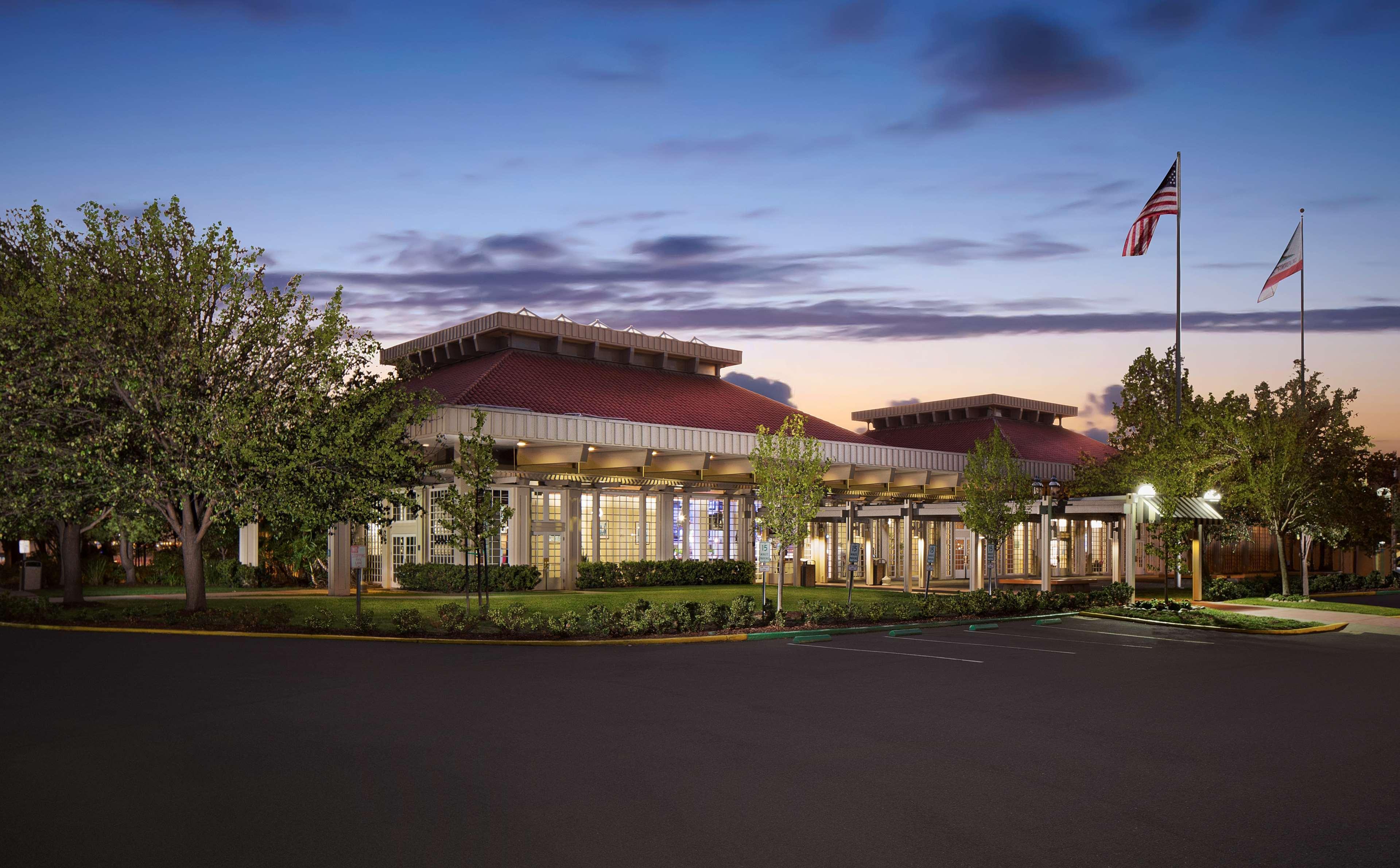 Hilton Oakland Airport Hotel Exterior photo