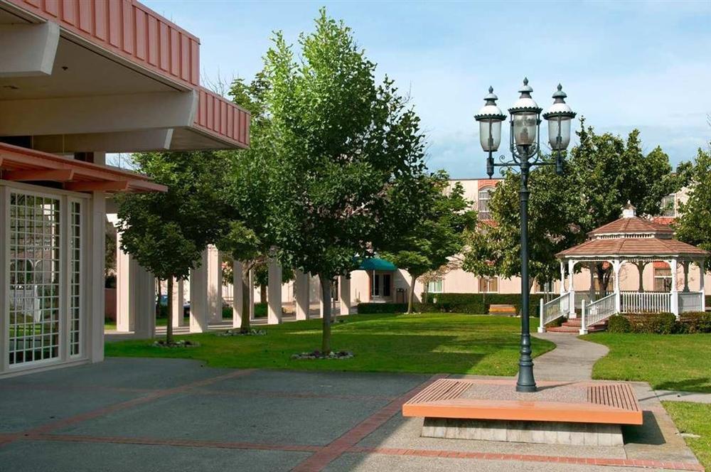 Hilton Oakland Airport Hotel Exterior photo