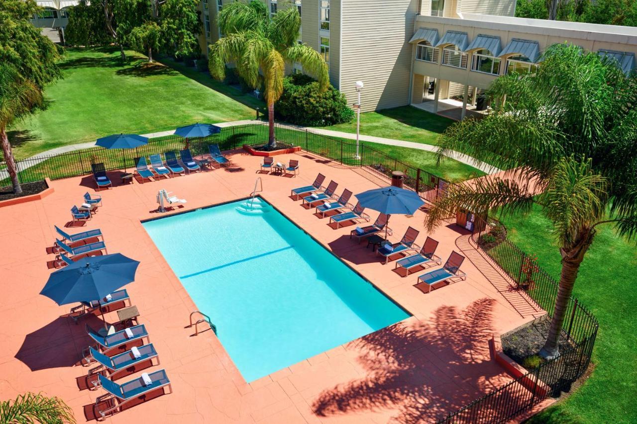 Hilton Oakland Airport Hotel Exterior photo