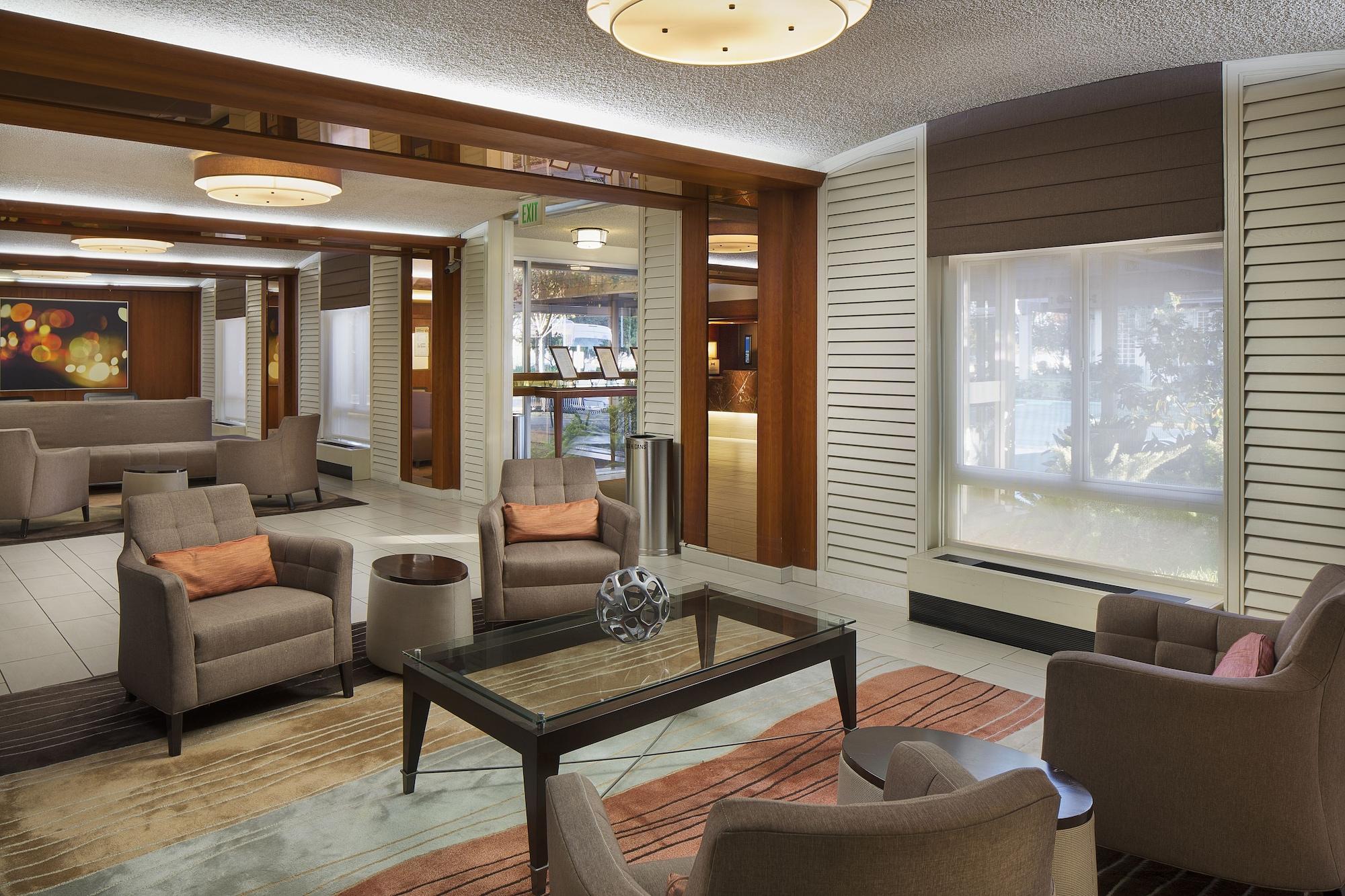 Hilton Oakland Airport Hotel Exterior photo