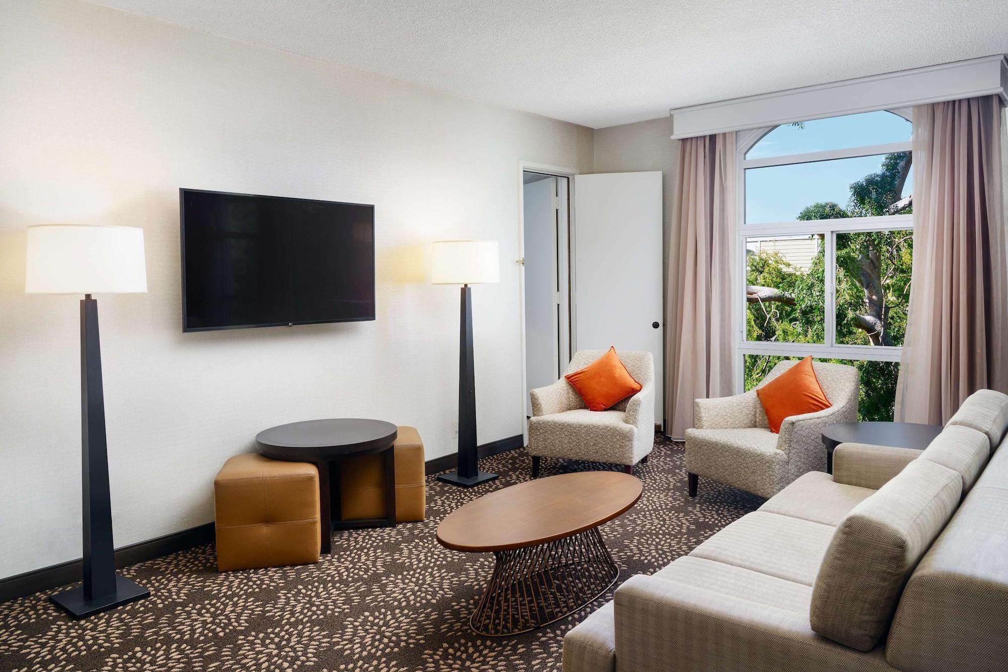 Hilton Oakland Airport Hotel Exterior photo
