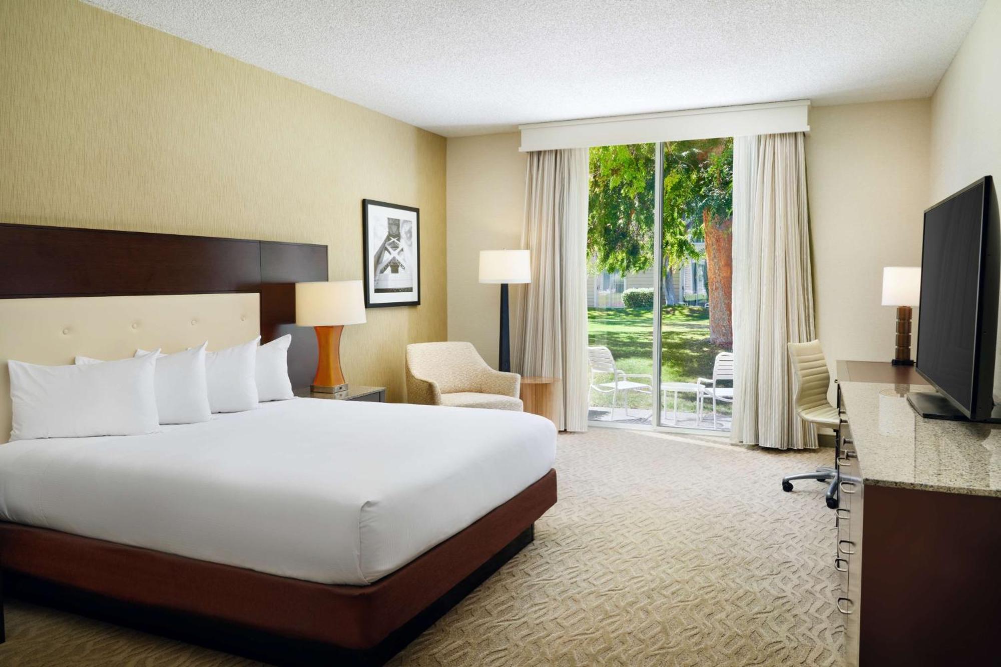 Hilton Oakland Airport Hotel Exterior photo