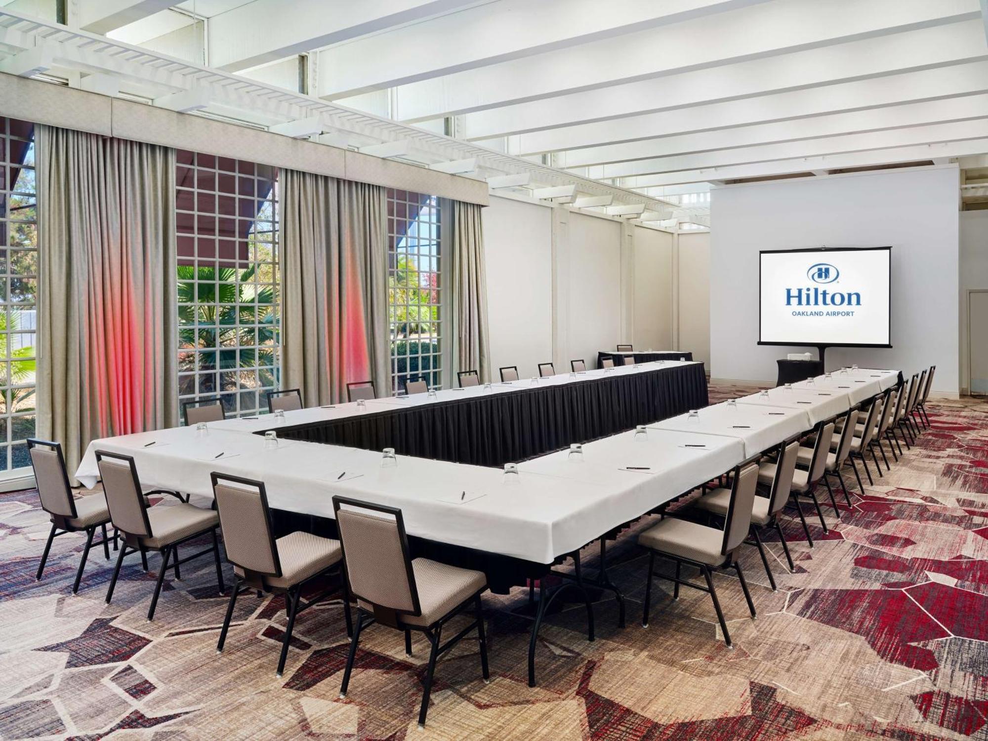 Hilton Oakland Airport Hotel Exterior photo