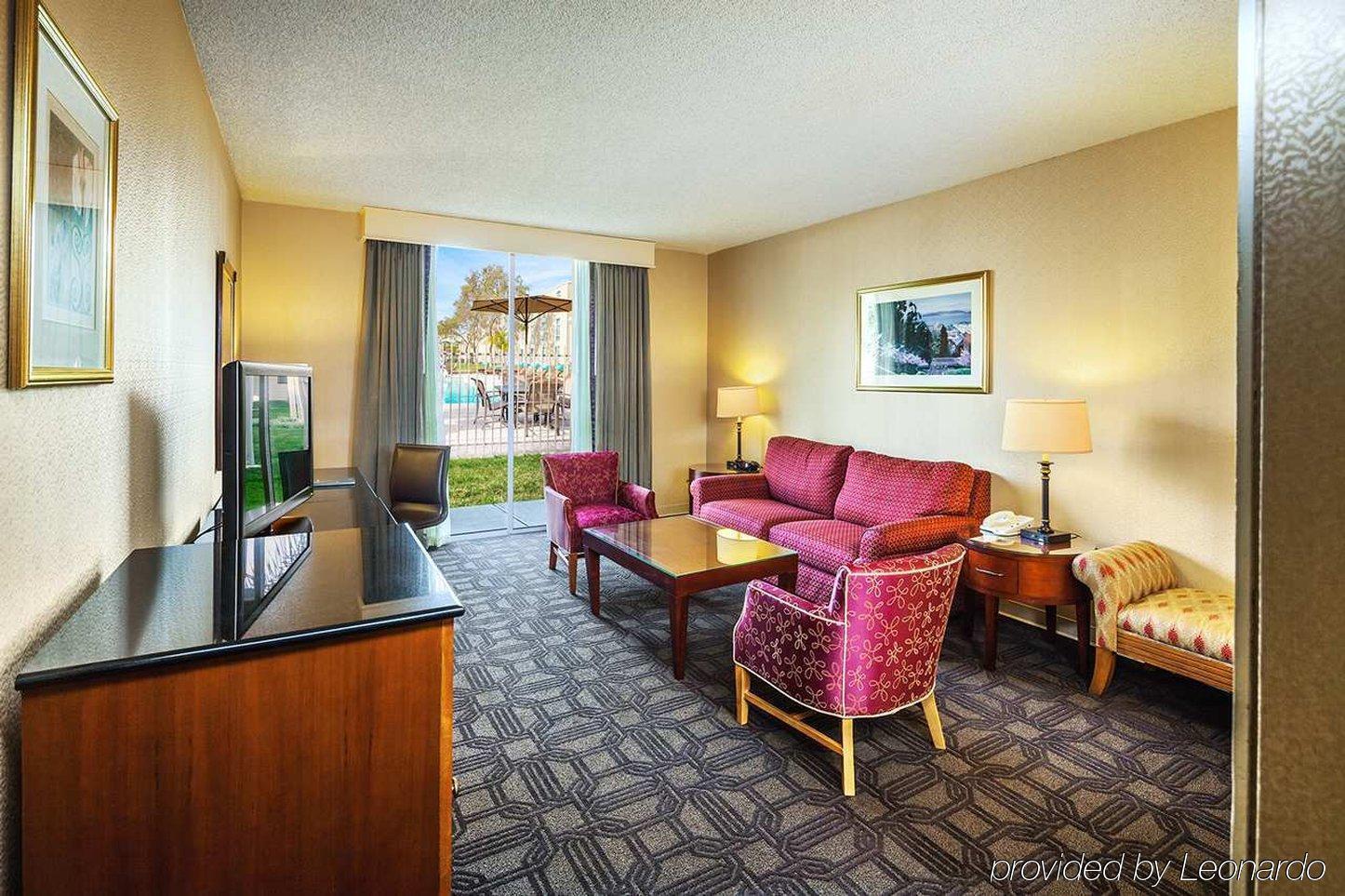 Hilton Oakland Airport Hotel Exterior photo